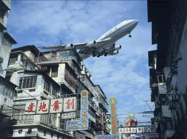 机场离九龙寨城非常近,寨城的居民每天都能看到巨大的飞机掠过天井