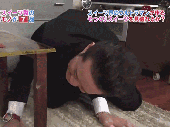 挖掉一个桌角用巧克力顶上 然后其余三个脚都裹上一层巧克力 看到前面