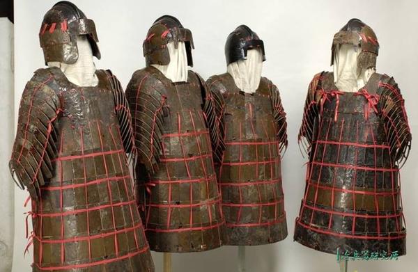 于是我们可以看到,在《中国古代军戎服饰》一书里,该型皮甲被描绘得