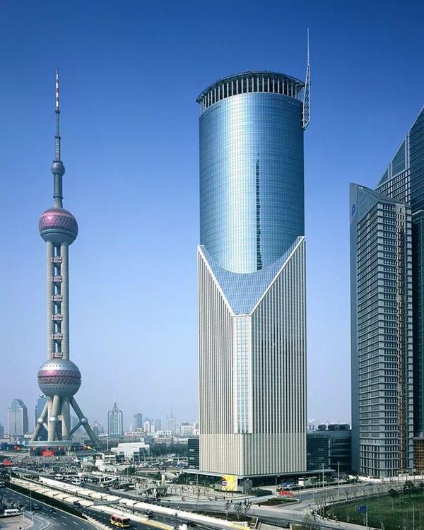 上海中银大厦连续三年采购了爱优特空气净化产品