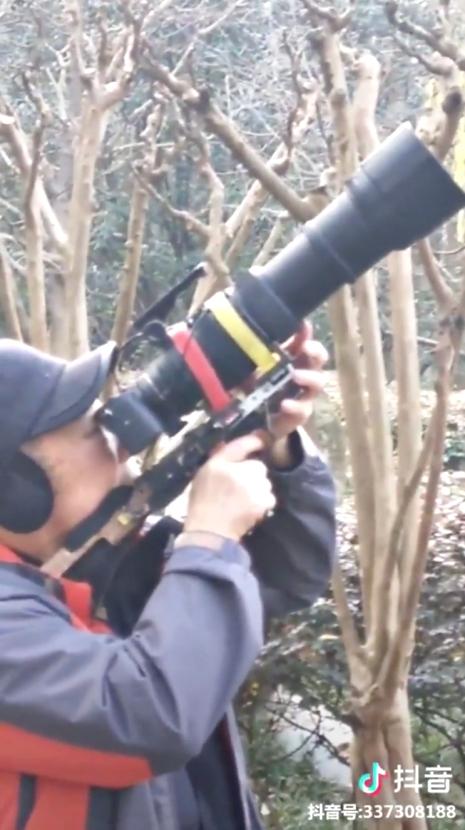 一摄影师大爷拿枪型相机打鸟引围观