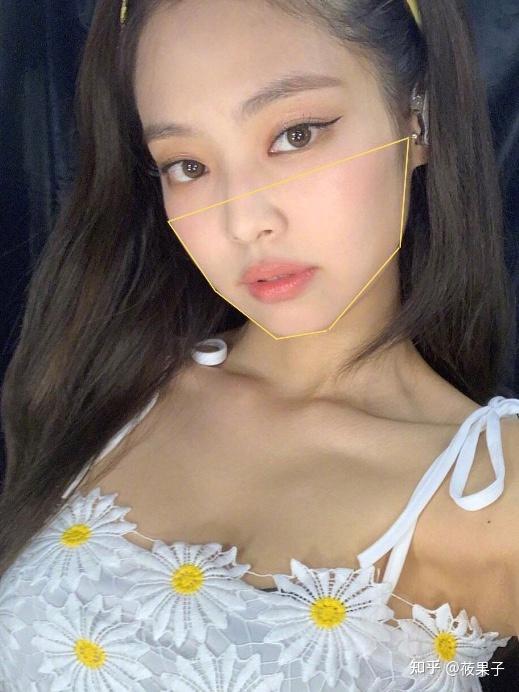 jennie虽然脸上肉肉的,侧脸就能看