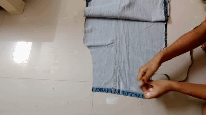 松垮垮的大码牛仔裤摇身一变成时尚的背带裙