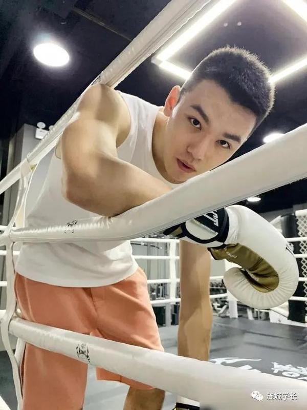 了强壮的身材和那若隐若现的八块腹肌,这样的运动美少年更加的吸引人