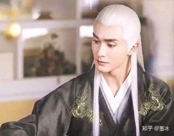 枕上书帝君只穿紫衣搭配白发当他换上绿色红色衣服太养眼了