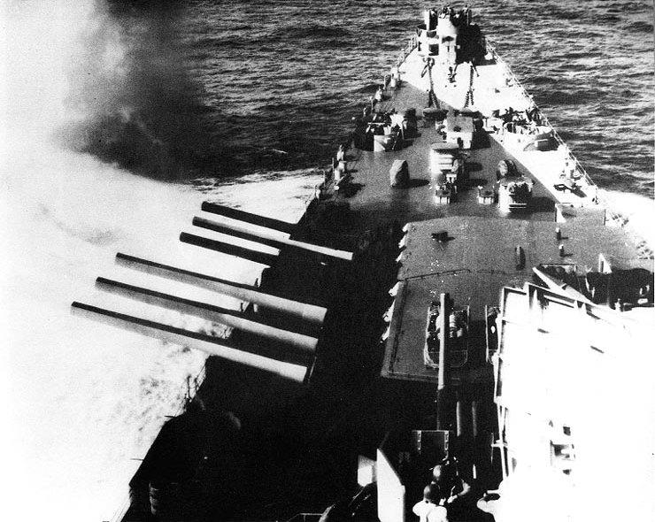 【图5:关岛号舰艏主炮齐射】阿拉斯加级首舰阿拉斯加号于1943年8月15