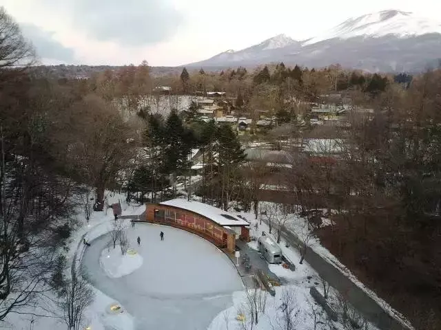 身处海拔约1000公尺的高原,四周被浅间山,鼻曲山,碓冰岭等山峰包围