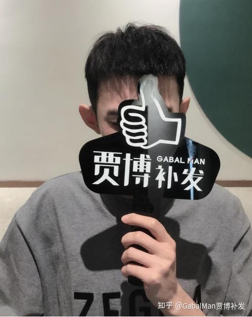 后来, 一次大学同学聚会改变了阿海的生活.