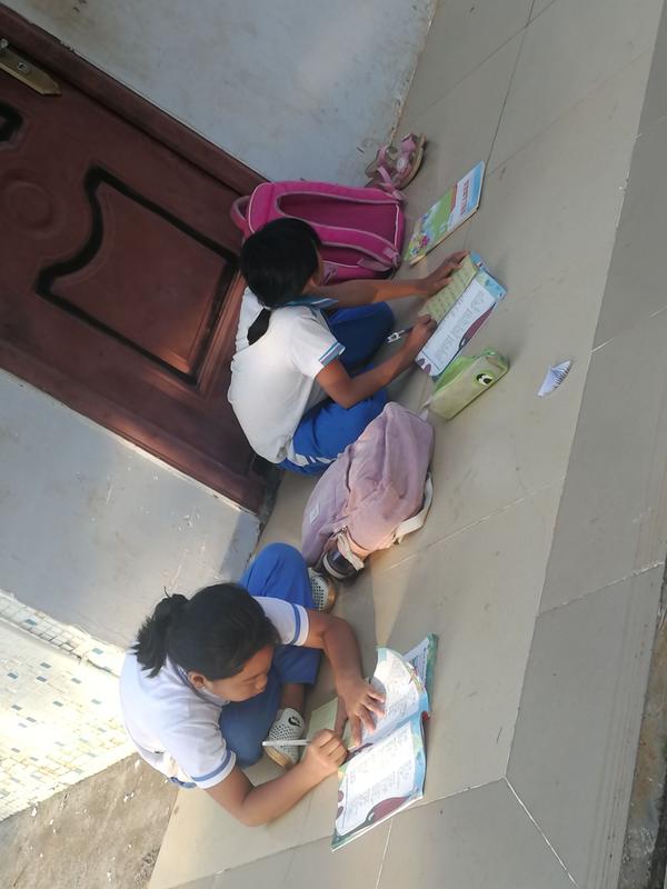 我骑车路过我小学看到,小学教室都关门了,还有两个小学生被罚在外面写