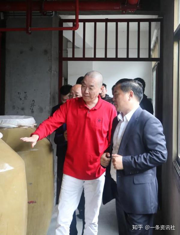 巨人集团董事长史玉柱,总裁刘伟一行前往黄金酱酒视察