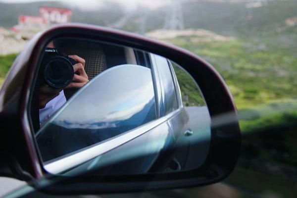 一路坐在车上,相机咔咔咔停不下来,还拍了张自我感觉特文艺的照片.