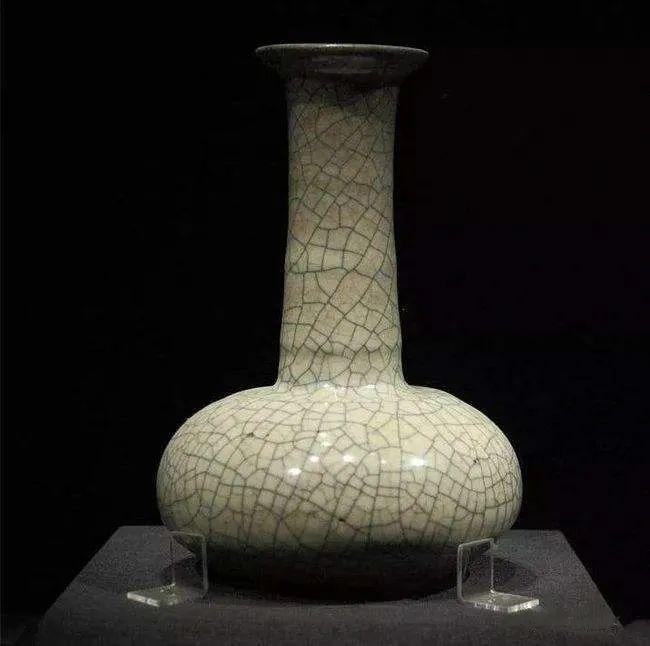 一是「传世哥窑」,是现在北京故官,台北故宫收藏的一批被称为「哥窑」