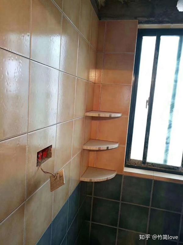 业主说8年前家里卫生间洗澡的地方,当时没想到让瓦工砌个小搁板,洗发