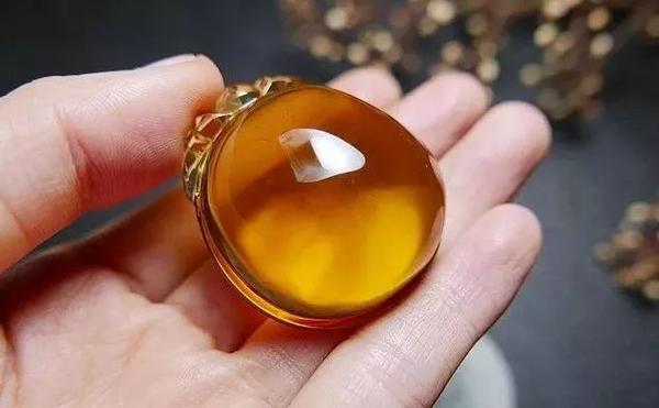 但不能反过来说,琥珀酸和蜜蜡透明度之间,是必要不充分条件,决定其