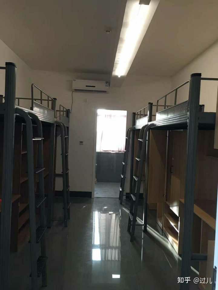 武汉传媒学院的宿舍条件如何?校区内有哪些生活设施?