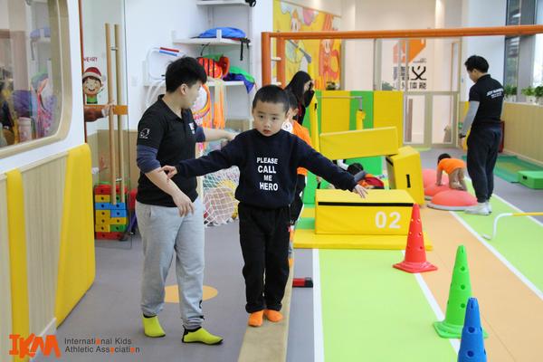 因为机构具备以下几大优势: 1,丰富的运动器械 以嘉义少儿体能的场馆