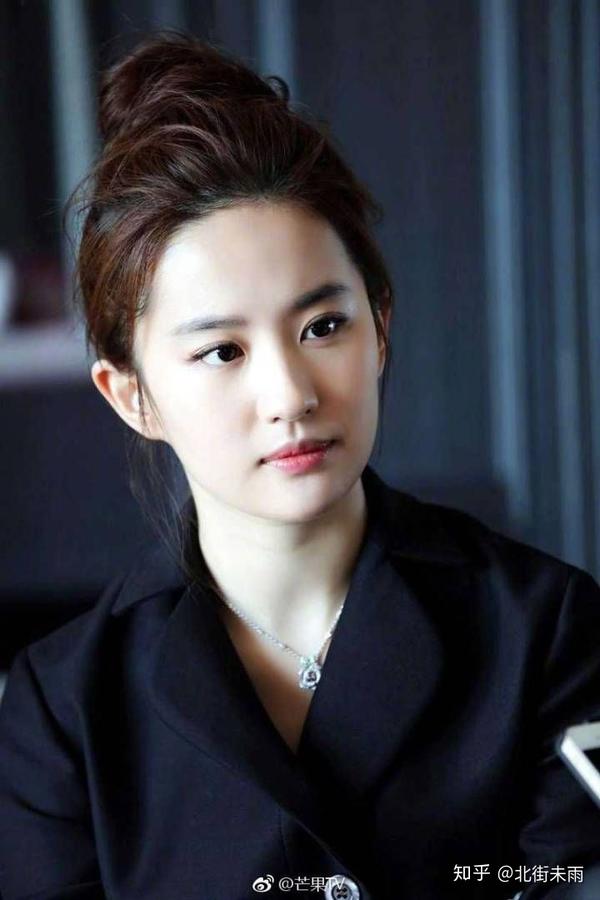 女生长了一双丹凤眼是什么体验?