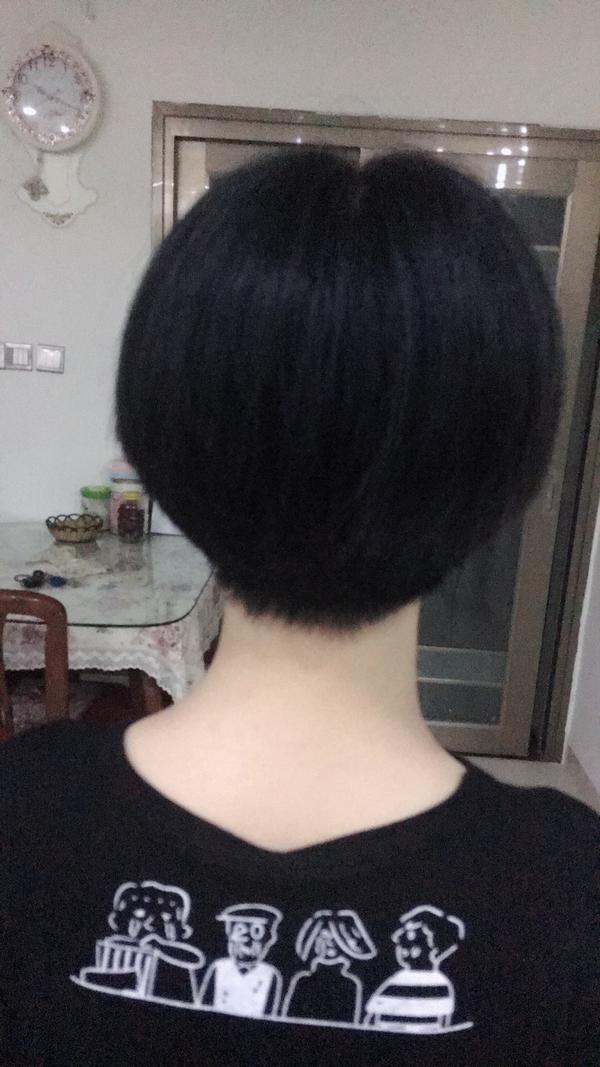 感觉自己萌萌哒(ps:发量少剪齐脖短发一定要烫卷,不管你烫发根烫发尾