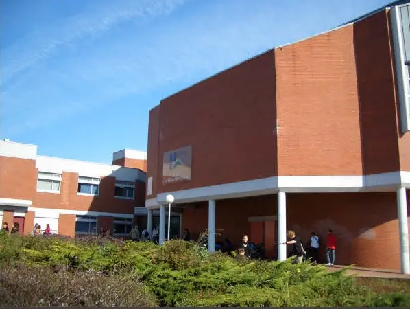 园,毗邻朱美拉棕榈岛和许多知名大学(如英国米德尔塞克斯大学迪拜分校
