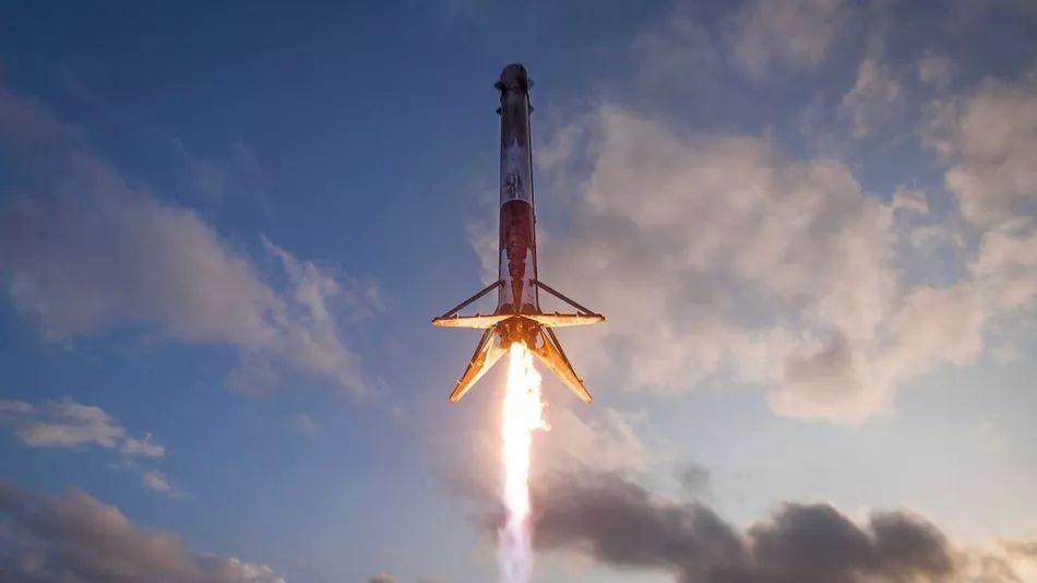 前几天,马斯克又一次刷脸成功,spacex猎鹰重型火箭首飞成功, 该火箭
