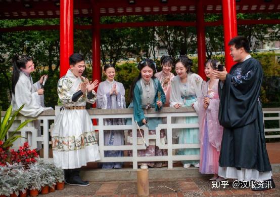 数十名汉服"花仙子"在澳门踏青赏红,共度花朝节