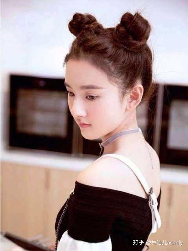 宋祖儿用双丸子头,搭配choker,穿露肩衣,最大程度地展现漂亮肩颈线条.