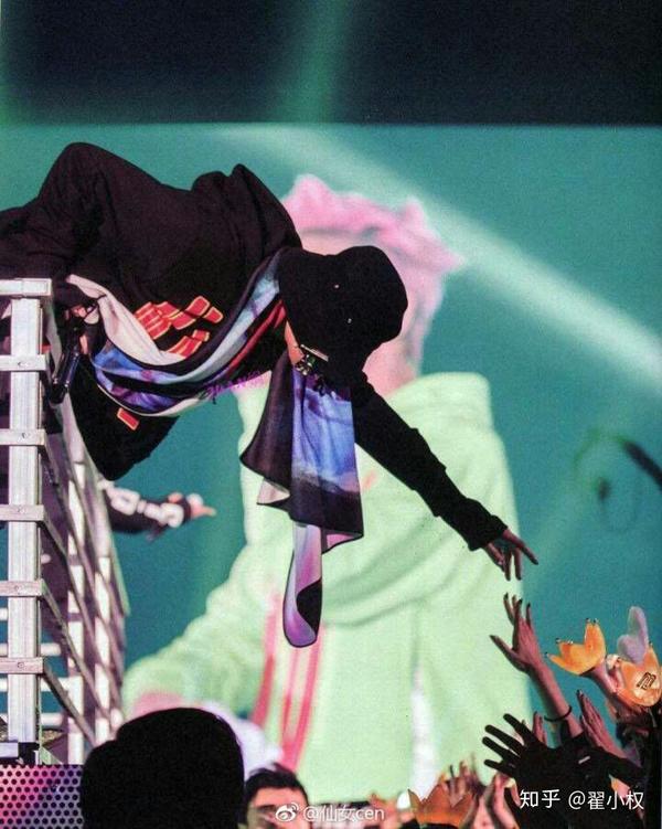 他的一颦一笑以及对待粉丝的态度,给粉丝的福利,还有舞台上下的反差萌