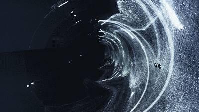 而是利用数据科技生成的一个个可置身其中的沉浸式超现实空间,refik将