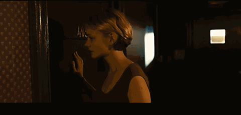 在面对冷漠的前任和那段失败的感情时 脑海中会不停的悔恨和质疑: 