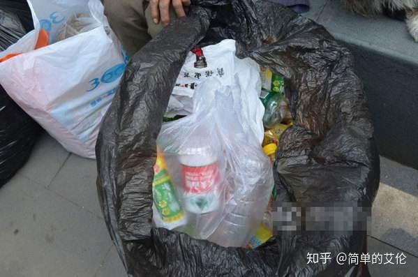 每天早起,扫楼捡瓶子,中午吃完午饭大家午休的时候,捡瓶子 晚上睡前