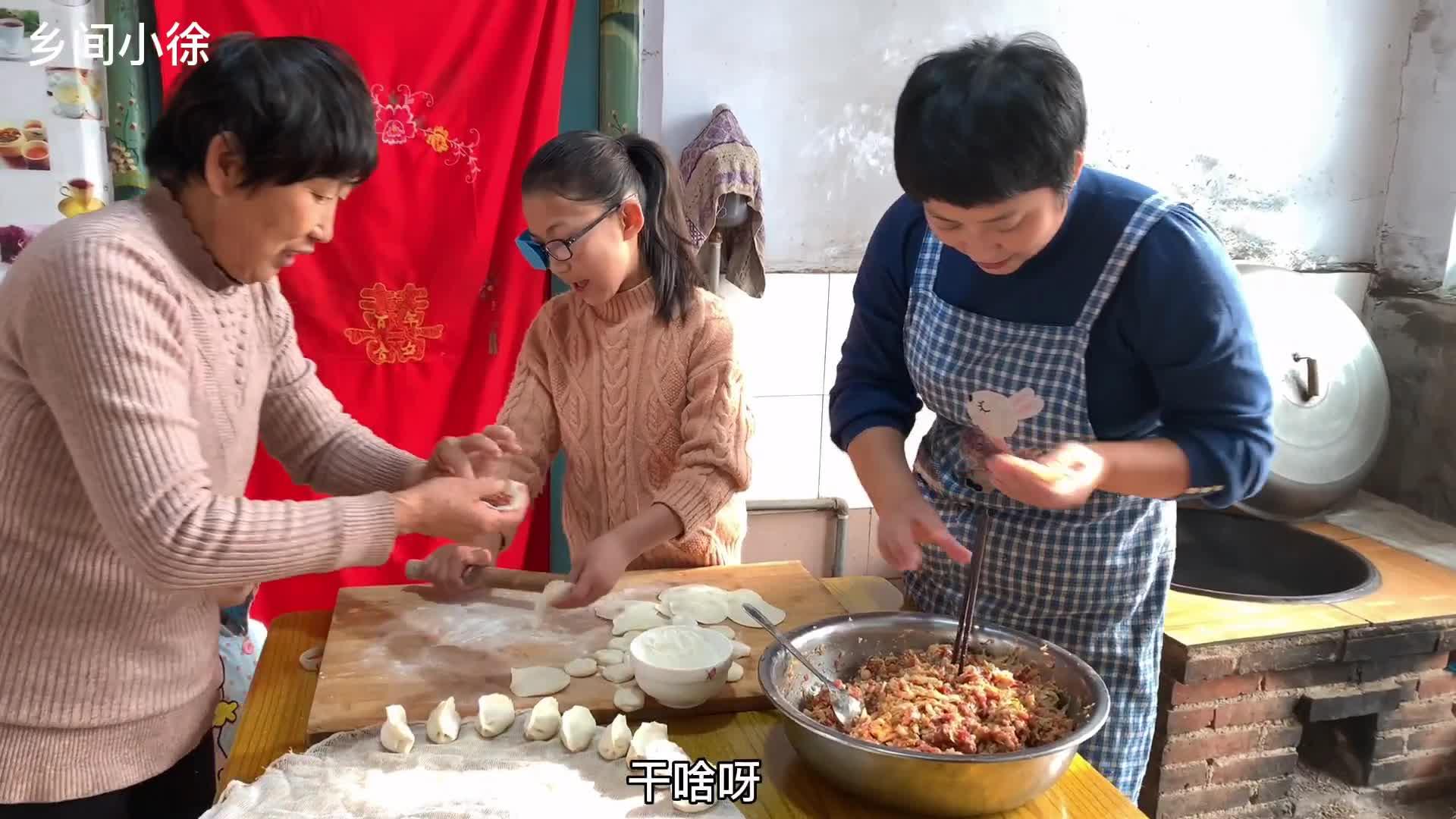 姥爷马上过生日看外孙子给姥爷买了什么把二舅高兴的合不拢嘴