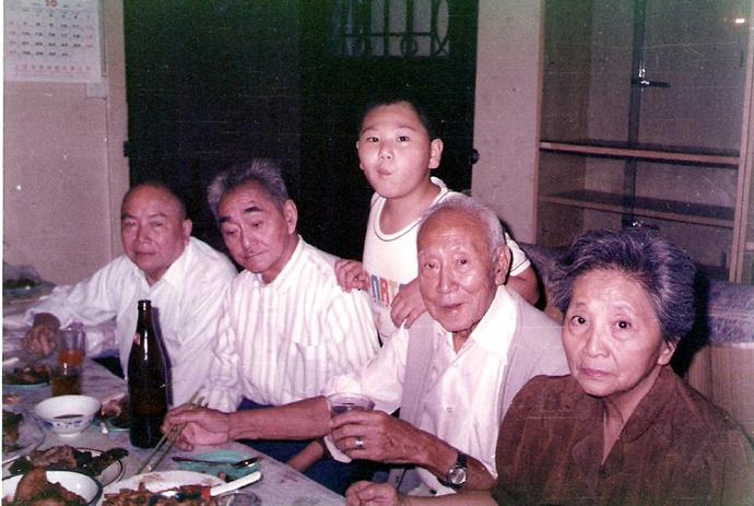 父亲不留遗产母亲远走异国姐姐失联31年张子静被爱负一生