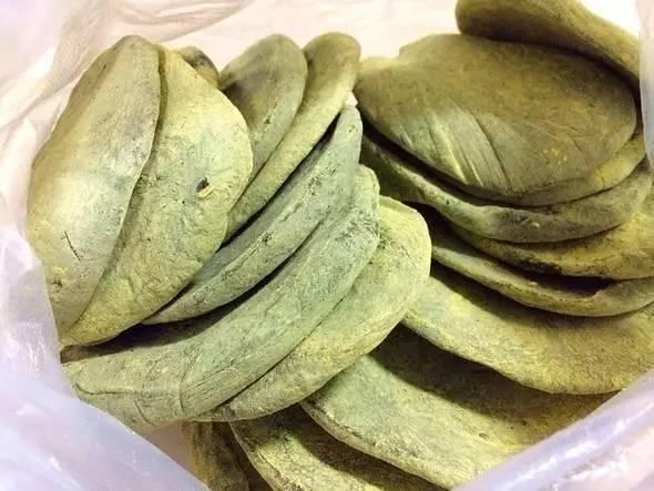 在诸暨的陈宅,还吃得到一种孟菜麦饼,饼中卷了野菜,看起来更像山东的