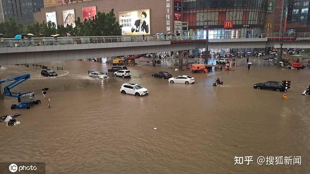 2021年7月20日,河南郑州,郑州暴雨如注,航拍紫荆山路商城路内涝成河