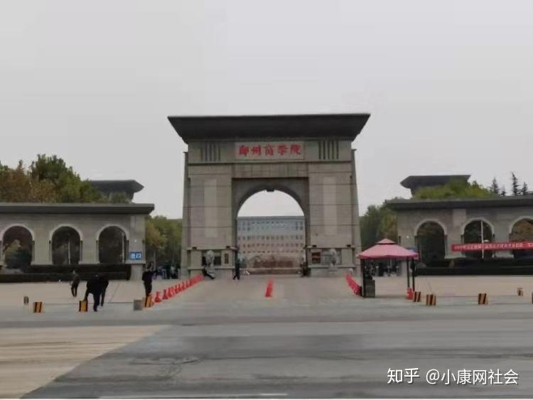 郑州商学院一女生坠楼身亡,其母亲到学校讨说法却被拘留 警方:合法合