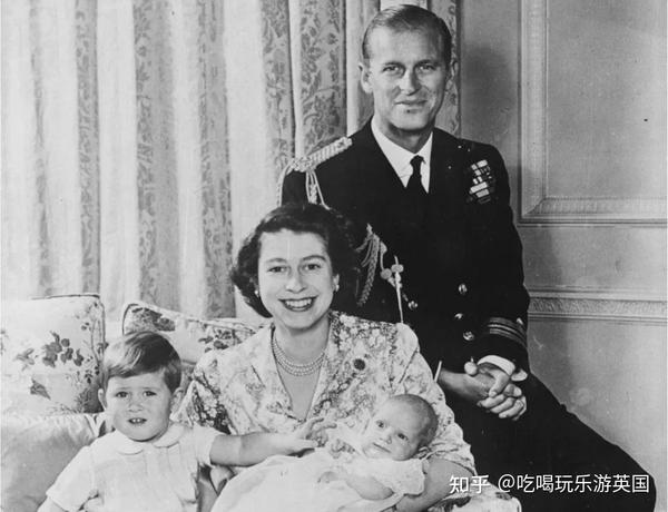 1950年,伊丽莎白公主和菲利普王子与他们的女儿安妮公主和儿子查尔斯