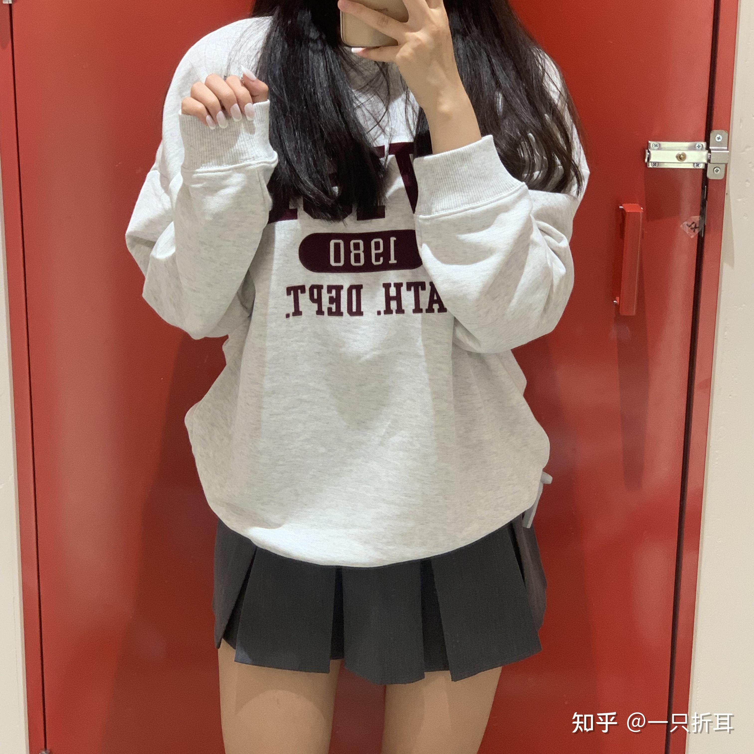 肩宽女生穿宽松款的卫衣外套如何避免显壮