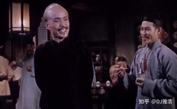 弄完妆发后,便坐在一旁默戏,把自己想象成真正的彭霸天,谁也不理