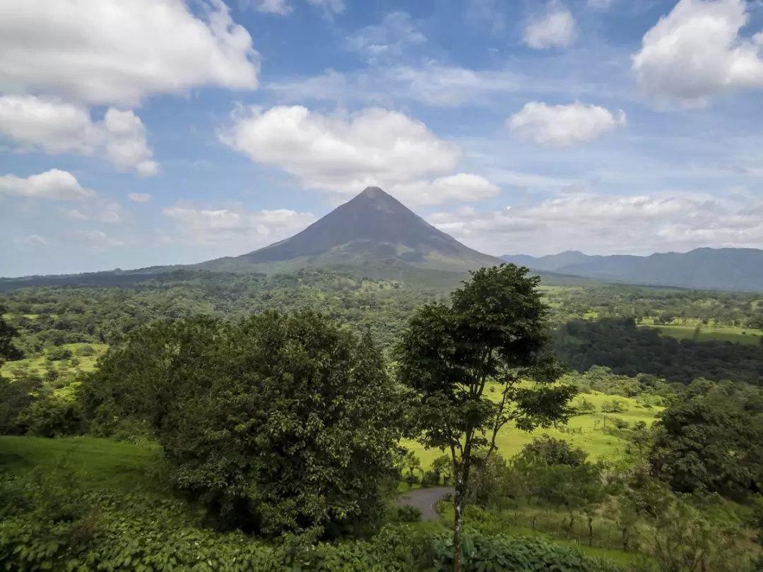 1968年7月29日,阿雷纳火山西面的三个火山口同时开始喷发,滚烫的岩浆