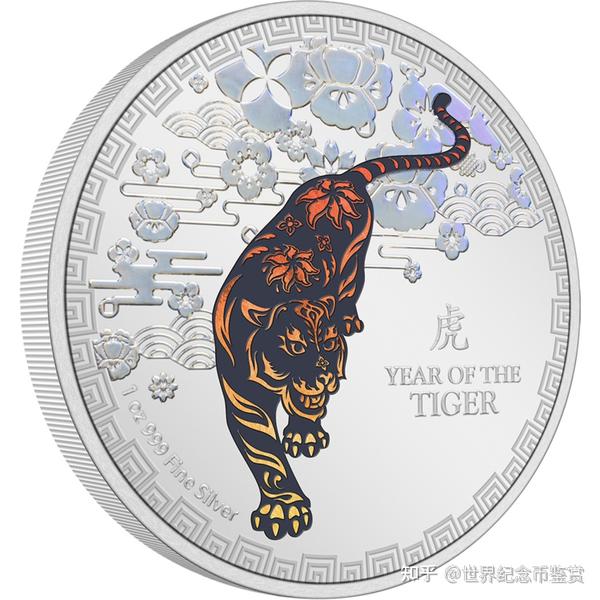 'year of the tiger' 是用英文雕刻的,还有中文的"老虎"字.