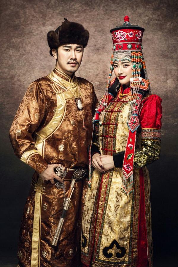 上两图蒙古族服饰也是很多元