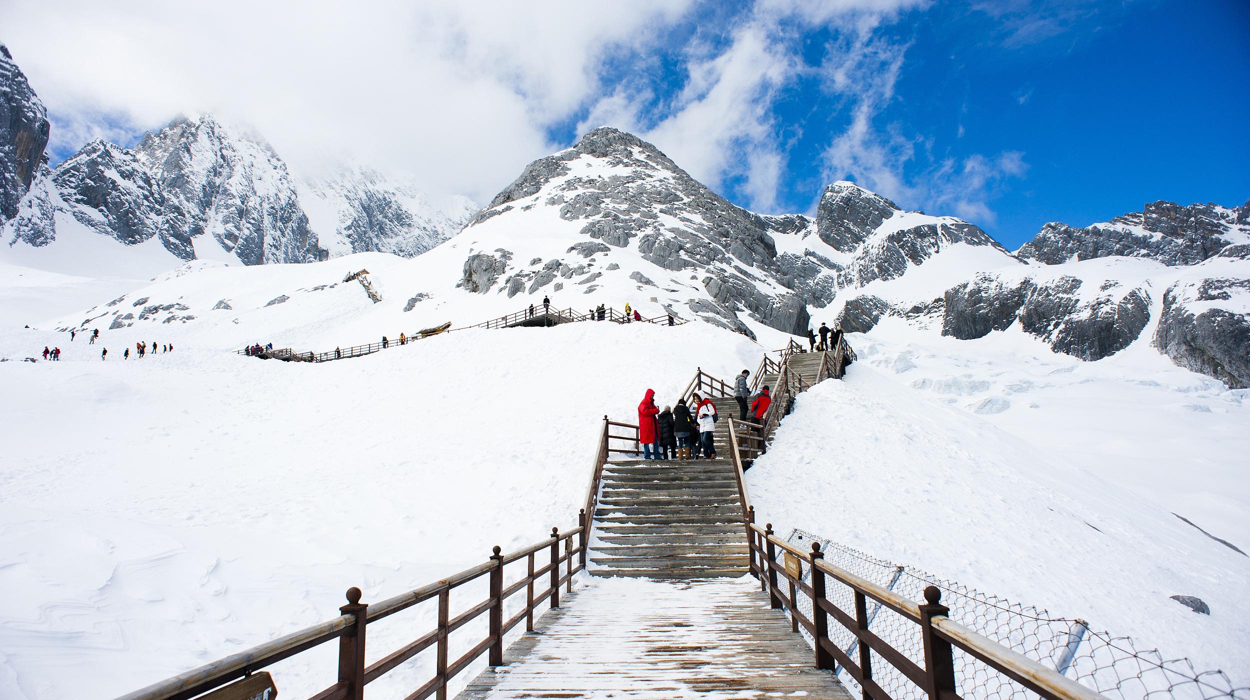 玉龙雪山和梅里雪山是同一个地方吗