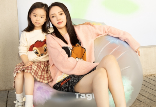 董璇和女儿拍亲子照同款针织衫穿搭好少女这是两姐妹吧