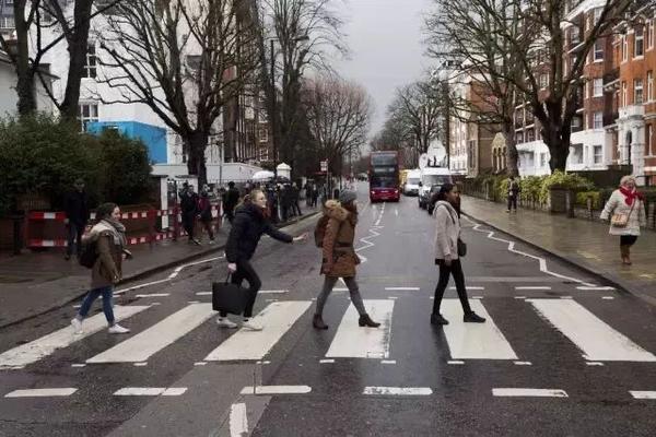 【图鉴】 abbey road封面,让披头士成为斑马线最佳代言人.