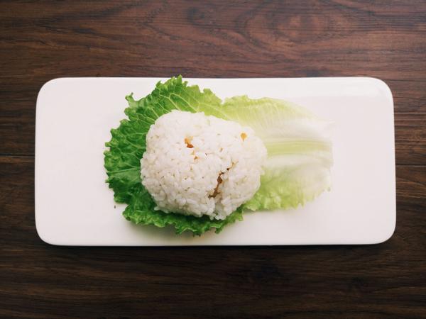包紫菜包饭的时候,还剩了些米饭和鸡蛋,就做了生菜包饭.