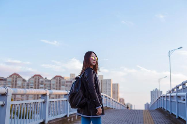 朋友圈那些长得漂亮的女孩子天天到处旅游,从哪获得的