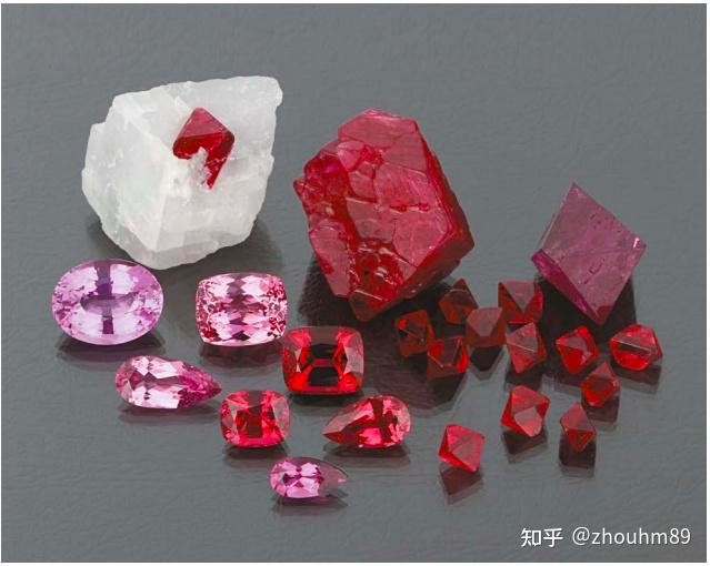 实在是长得太容易混淆视听;1 原石:原生矿红宝石ruby (左) , 尖晶石