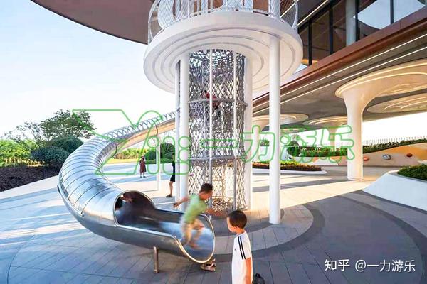 攀爬网绳塔,让孩子感受上楼的乐趣,不锈钢半透明滑滑梯,可以让孩