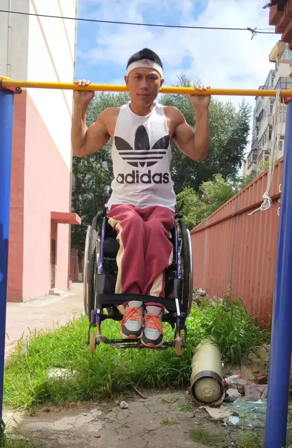 图为阿雄做引体向上运动