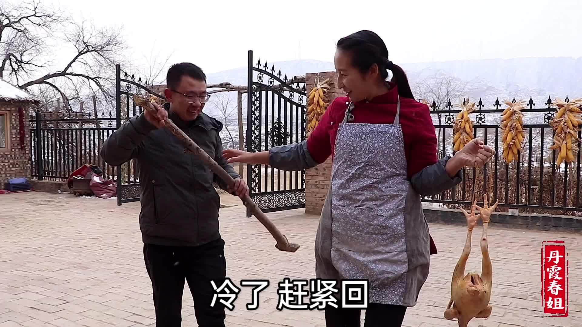 秋收累了,磊哥买田螺犒劳大家,春姐做麻辣味,大家嗦汁吃肉过瘾
